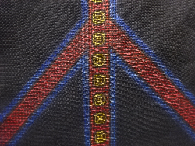 アンティーク　抽象模様織り出し本場泥大島紬着物(割り込み絣)